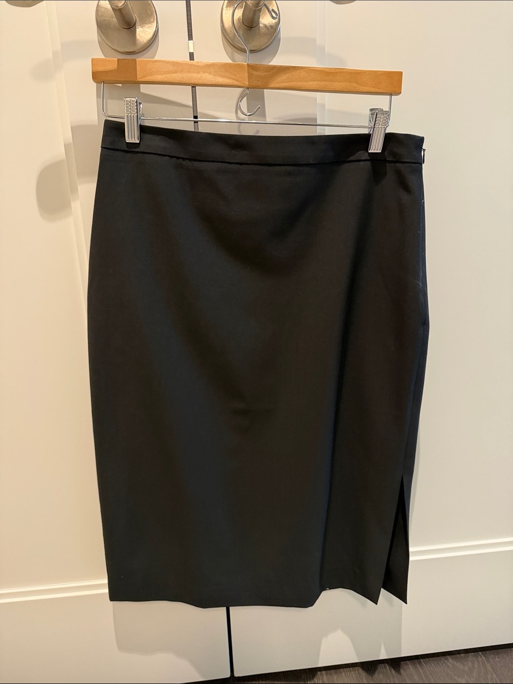 Banana Republic Classic Black Pencil Skirt - Sleek Professional Style